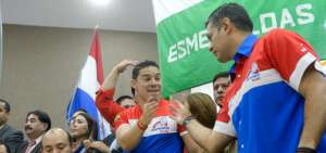 Iv&aacute;n Espinel (centro) saluda a un militante de su movimiento, durante la inscripci&oacute;n de Fuerza Compromiso Social en el CNE, para la campa&ntilde;a del S&iacute;.