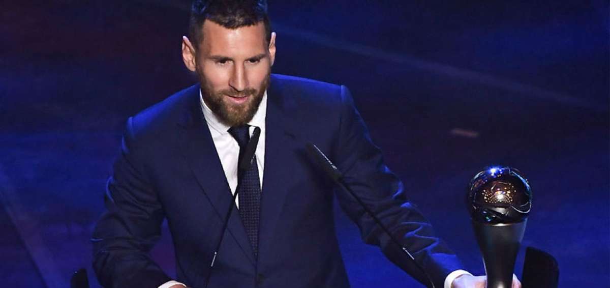 El argentino Lionel Messi -del FC Barcelona- recibe el premio The Best 2019 (el pasado lunes). El sudamericano gan&oacute; a Virgil van Dijk y Cristiano Ronaldo.