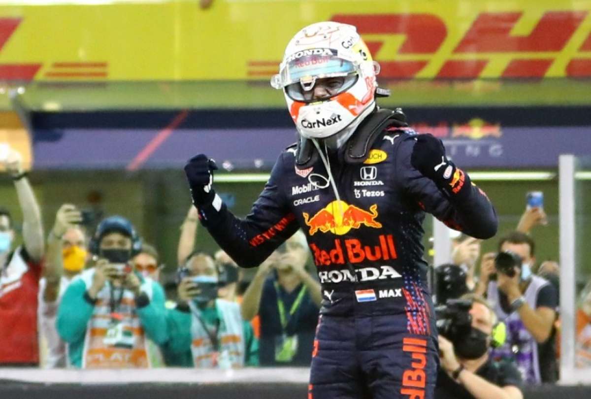 Max Verstappen celebra su triunfo sobre Lewis Hamilton