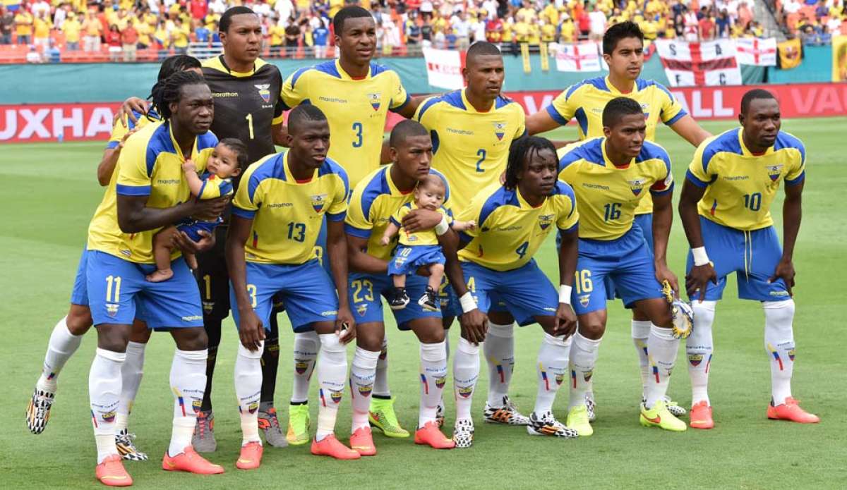 En el &uacute;ltimo partido que jug&oacute; Ecuador ante Inglaterra, los jugadores salieron con los n&uacute;meros que usar&aacute;n en Brasil. Foto: AFP