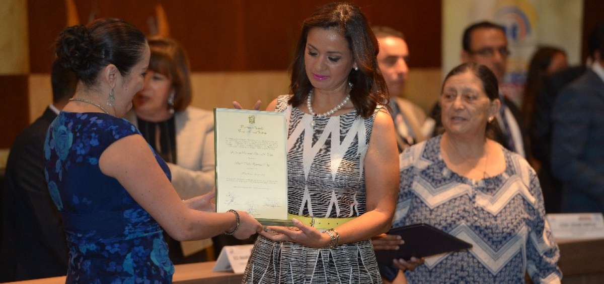 Marcela Paredes, vocal del CNE, entreg&oacute; la credencial de legisladora a Marcela Agui&ntilde;aga de PAIS.