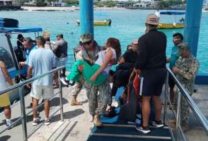 La Armada rescató a los pasajeros de una embarcación en Galápagos. 