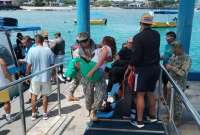 La Armada rescató a los pasajeros de una embarcación en Galápagos. 