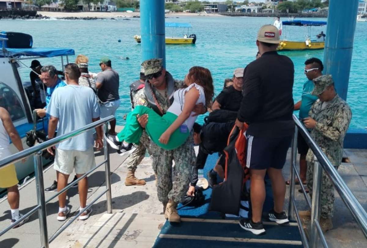 La Armada rescató a los pasajeros de una embarcación en Galápagos.