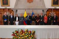 Juan Carlos Holguín, ministro de Relaciones Exteriores (centro), sostiene el documento de contribución de la Unión Europea