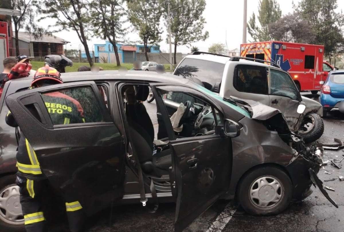 Choque entre tres veh&iacute;culos deja cuatro personas afectadas en la Mariscal Sucre, cerca del t&uacute;nel de San Juan