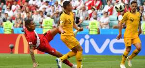 El delantero peruano Paolo Guerrero (i) anota el segundo tanto de su selecci&oacute;n, para vencer a Australia en el tercer partido del grupo C.