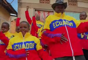 De Ecuador a Uganda: ni&ntilde;os agradecen chompas de la Banda 24 de Mayo y bailan su m&uacute;sica