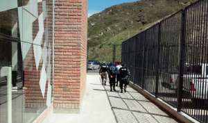 Los 2 sospechosos fueron detenidos para iniciar los tr&aacute;mites legales correspondientes. Foto: Cortes&iacute;a