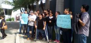 M&aacute;s de 35 trabajadores participaron en el plant&oacute;n.
