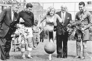 Marilyn Monroe haciendo el saque de honor en Ebbets Field, Nueva York, mayo de 1957.