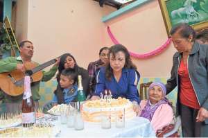 La se&ntilde;ora Esther Pozo celebr&oacute; el martes 105 a&ntilde;os en compa&ntilde;&iacute;a de sus hijos, nietos, bisnietos, tataranietos y algunos vecinos del barrio. Foto: Carlos Jim&eacute;nez │ El Tel&eacute;grafo