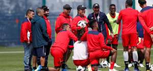 Hern&aacute;n Dar&iacute;o G&oacute;mez habla con sus jugadores durante el entrenamiento de Panam&aacute; antes de viajar a Sochi para su primer partido.