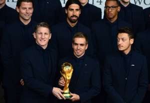 Bastian Schweinsteiger (i.) no ha podido jugar con el Bayern desde que se acab&oacute; el mundial en julio pasado. Foto: AFP