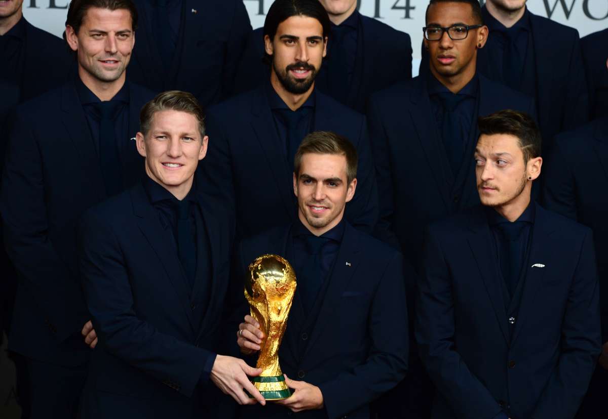 Bastian Schweinsteiger (i.) no ha podido jugar con el Bayern desde que se acab&oacute; el mundial en julio pasado. Foto: AFP