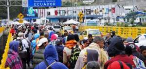 Ecuador analiza la petici&oacute;n de abrir un corredor humanitario a venezolanos