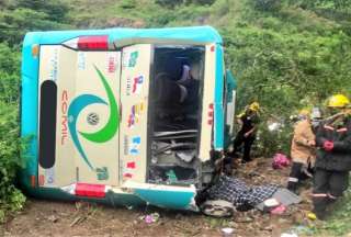 Bus de pasajeros protagoniza accidente de tránsito en Loja