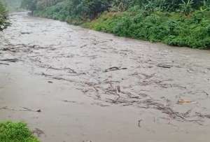 El Río Sucio se desbordó tras las lluvias en Esmeraldas.