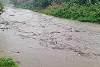 El Río Sucio se desbordó tras las lluvias en Esmeraldas.