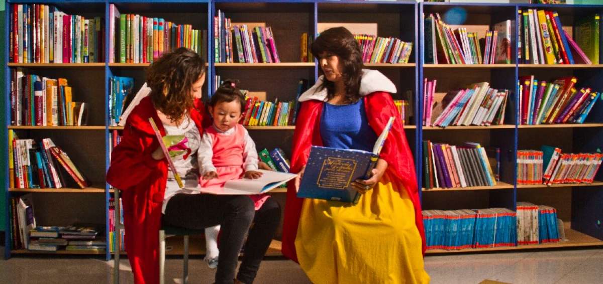 Evelin Hidalgo, encargada de la biblioteca, dirige a diario lecturas con ni&ntilde;os de toda la provincia.