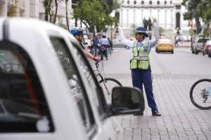 Uno de los puntos cr&iacute;ticos donde inici&oacute; la labor de los nuevos agentes municipales fue la avenida 9 de Octubre, en el centro de Guayaquil. Foto: Karly Torres / El Tel&eacute;grafo