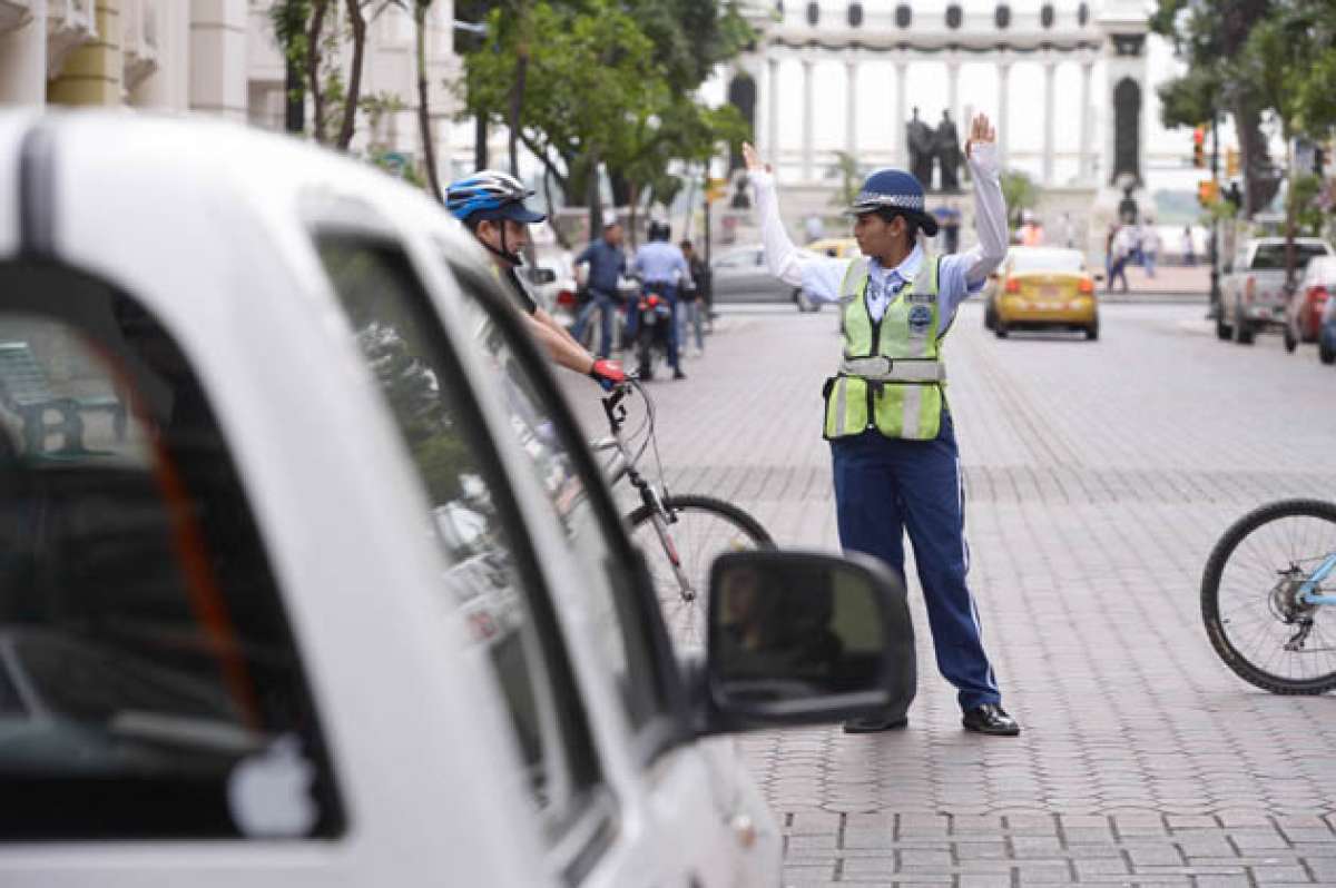 Uno de los puntos cr&iacute;ticos donde inici&oacute; la labor de los nuevos agentes municipales fue la avenida 9 de Octubre, en el centro de Guayaquil. Foto: Karly Torres / El Tel&eacute;grafo