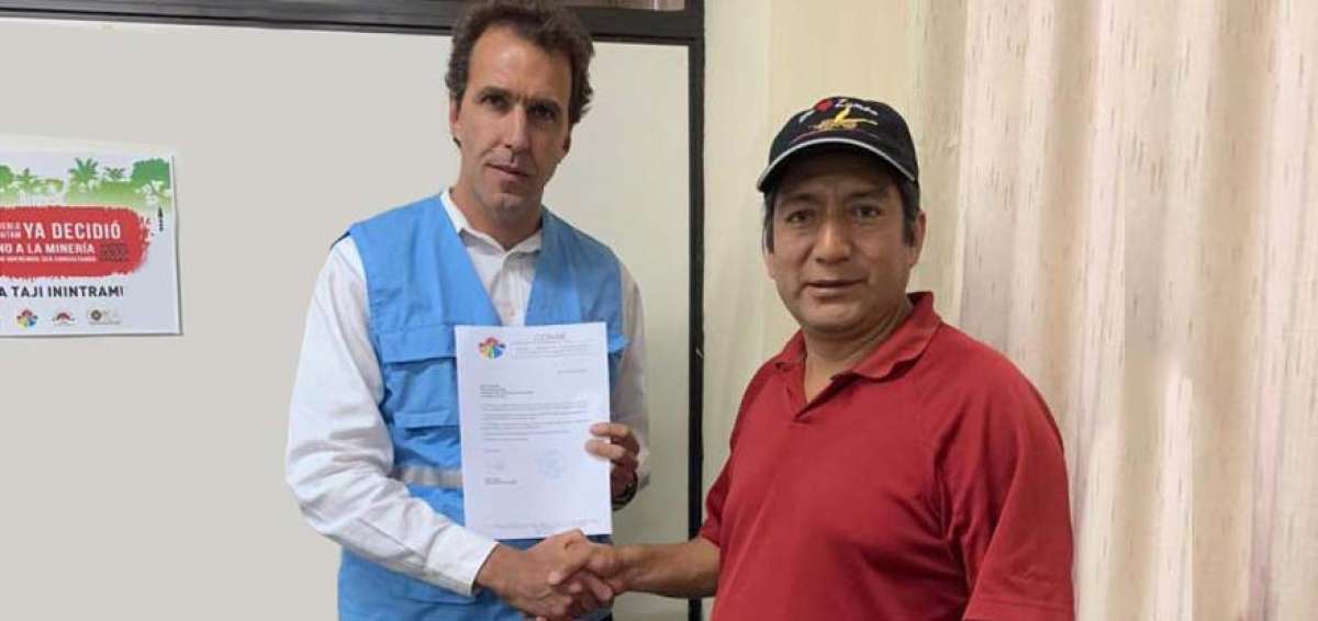 El dirigente Salvador Quishpe, de la Conaie, entrega al representante de la ONU en Ecuador, Juan Dumas, la propuesta de su organizaci&oacute;n.