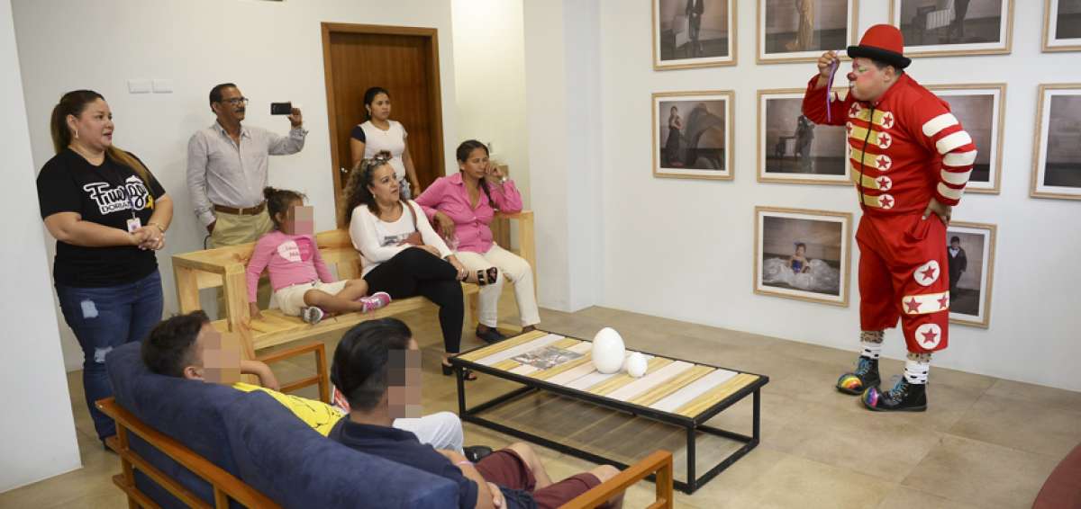 En el albergue Dr. Antonio L&oacute;pez Bermeo se present&oacute; el payaso Chuchito, gracias a la Fundaci&oacute;n Fuerza Dorian. 