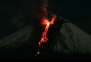 Emisión de material incandescente del volcán Sangay este miércoles, 5 de abril de 2023