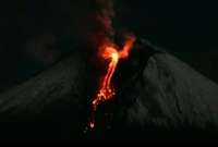 Emisión de material incandescente del volcán Sangay este miércoles, 5 de abril de 2023