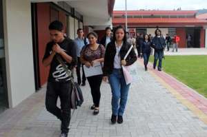 El 18 de marzo los alumnos recibieron un curso de inducci&oacute;n en las instalaciones de la UNAE, donde llegaron acompa&ntilde;ados de familiares. Foto: Diana Vera |  El Tel&eacute;grafo