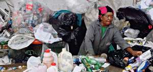 En Quito existen cuatro centros de acopio donde diariamente los recicladores realizan su trabajo sin las m&iacute;nimas condiciones de salud y sin protecci&oacute;n.