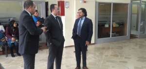Andr&eacute;s Michelena (d), gerente general de la Empresa de Medios P&uacute;blicos, y Xavier Aguirre (i), gerente de Gamavisi&oacute;n, presentaron la denuncia ante la Fiscal&iacute;a de Pichincha. 