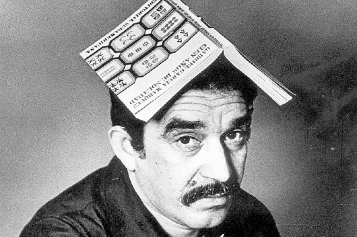 Gabriel Garc&iacute;a M&aacute;rquez en 1967 con un ejemplar de la primera edici&oacute;n de su novela m&aacute;s exitosa, Cien a&ntilde;os de soledad, publicada en Buenos Aires por Editorial Sudamericana. Hasta la fecha se han vendido cerca de 40 millones de copias de esta obra.