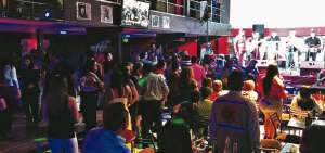 Las bandas musicales en vivo y gran variedad de bebidas y piqueos son el principal atractivo que tienen las discotecas para atraer clientes.
