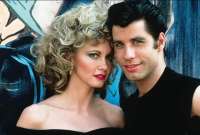 La actriz participó junto a John Travolta (der.) en la película de culto Grease
