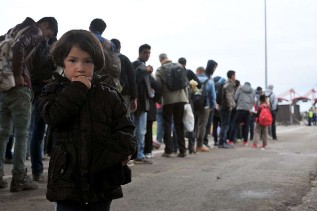 Una ni&ntilde;a espera junto a otros refugiados para cruzar la frontera h&uacute;ngaro-croata en la localidad croata de Baranjsko Petrovo Selo. Foto: AFP