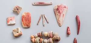 Vasijas, compoteras, ornamentos, conchas, piedras y piezas antropomorfas acompa&ntilde;an en este paseo crom&aacute;tico producto de una investigaci&oacute;n &uacute;nica.