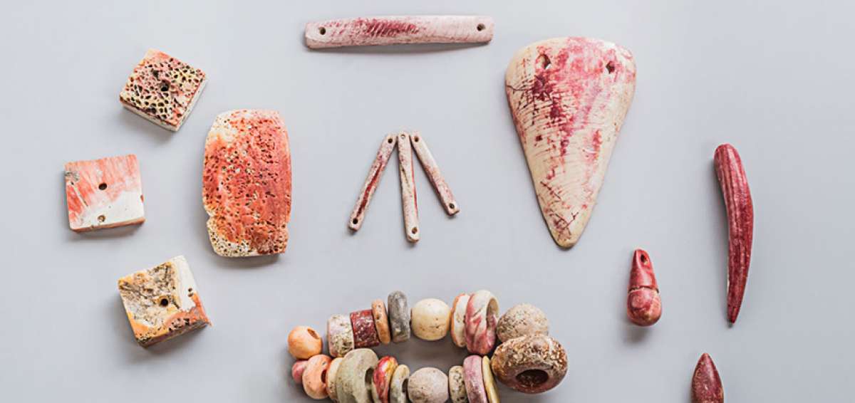 Vasijas, compoteras, ornamentos, conchas, piedras y piezas antropomorfas acompa&ntilde;an en este paseo crom&aacute;tico producto de una investigaci&oacute;n &uacute;nica.