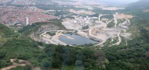 Un lago artificial, dentro de la zona utilizada para extraer material p&eacute;treo, existe atr&aacute;s de Portal al Sol, urbanizaci&oacute;n ubicada en el km 11,5 de la v&iacute;a a la Costa.