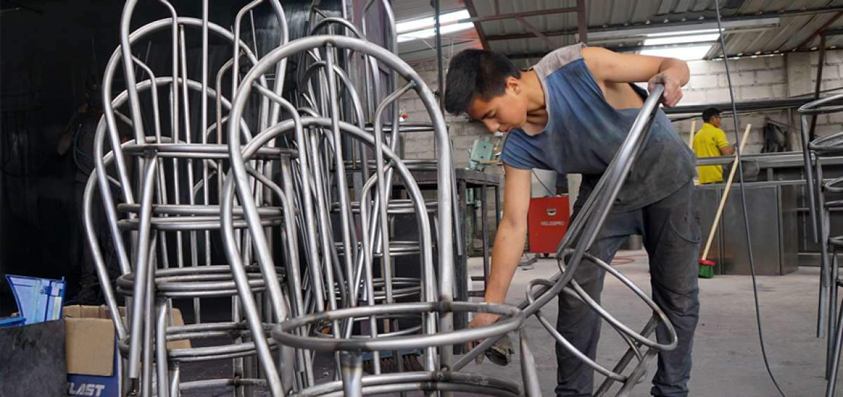 Un taller metalmec&aacute;nico artesanal, ubicado en Ambato (Tungurahua), elabora mobiliario que se distribuye en centros educativos.