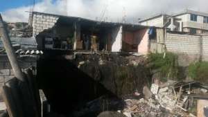 Fachada de la casa, luego del colapso de un muro ocurrido la madrugada de hoy, al sur de Quito. Foto: Cortes&iacute;a