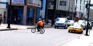 Los ciclistas en Machala tienen que esquivar el peligro para trasladarse de un lugar a otro en la ciudad. Foto: Fabricio Cruz / El Tel&eacute;grafo