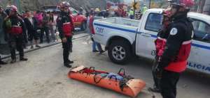 Bomberos extrajeron el cuerpo del motociclista.