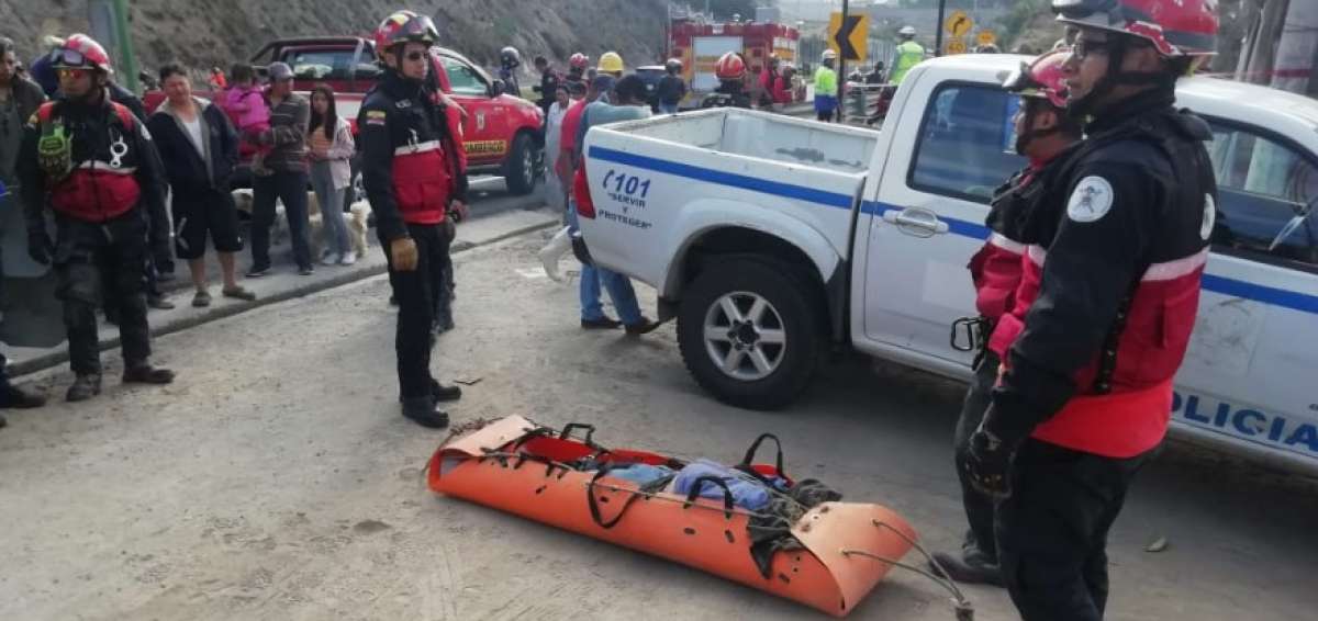 Bomberos extrajeron el cuerpo del motociclista.