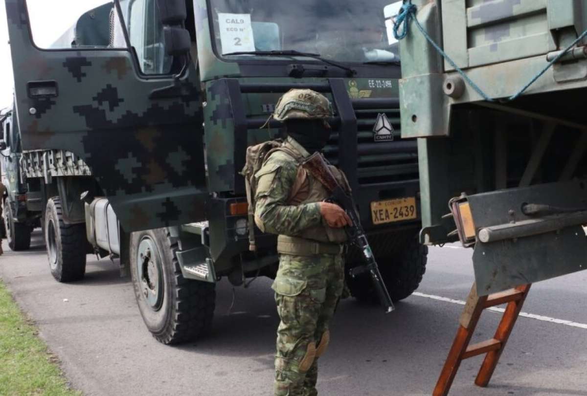 Convoyes humanitarios distribuyen gas y alimentos en Imbabura.