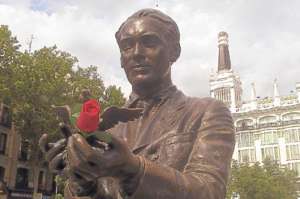La escultura de &eacute;l en la Plaza de Santa Ana, en Madrid, es uno de los recordatorios de su paso por la historia. Foto: Internet