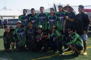 El equipo Temerarios posa con el trofeo de campe&oacute;n. Foto: Rodolfo P&aacute;rraga / El Tel&eacute;grafo
