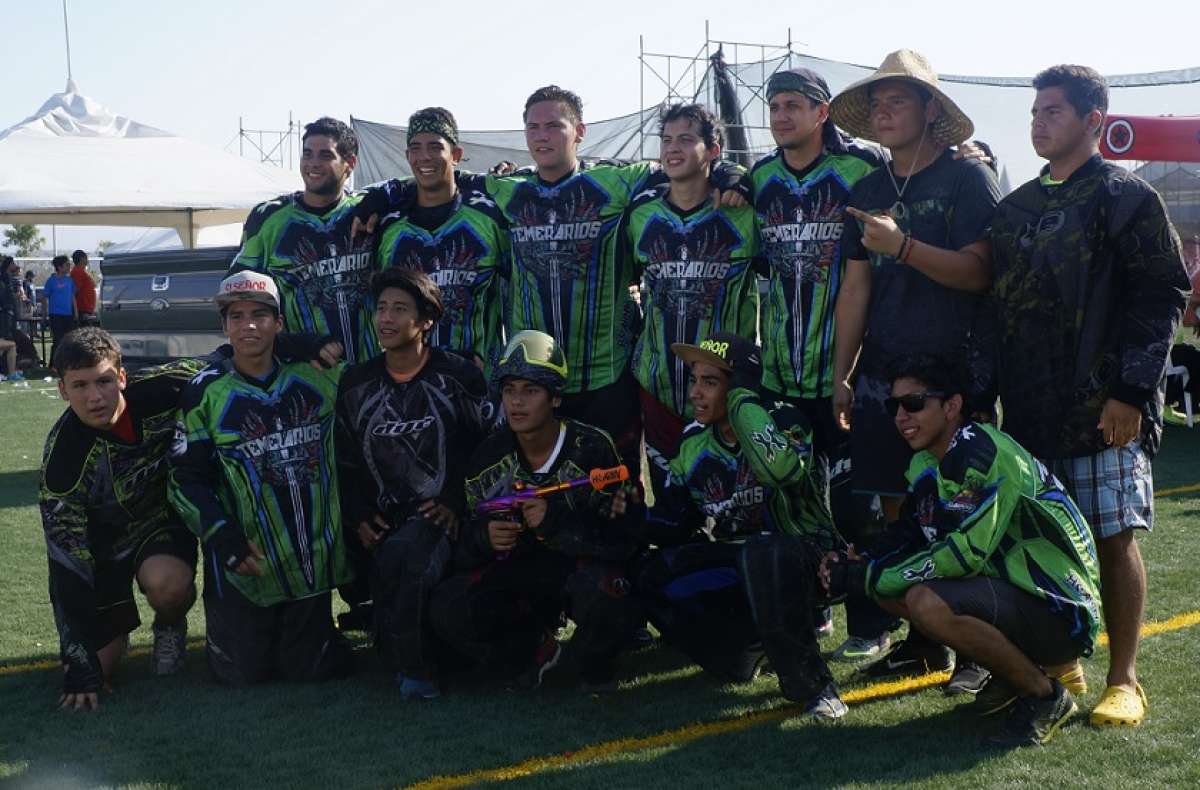 El equipo Temerarios posa con el trofeo de campe&oacute;n. Foto: Rodolfo P&aacute;rraga / El Tel&eacute;grafo