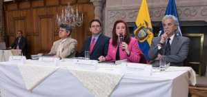 Los ministros de las carteras de Estado que conforman el Sector Externo durante la rueda de prensa. 